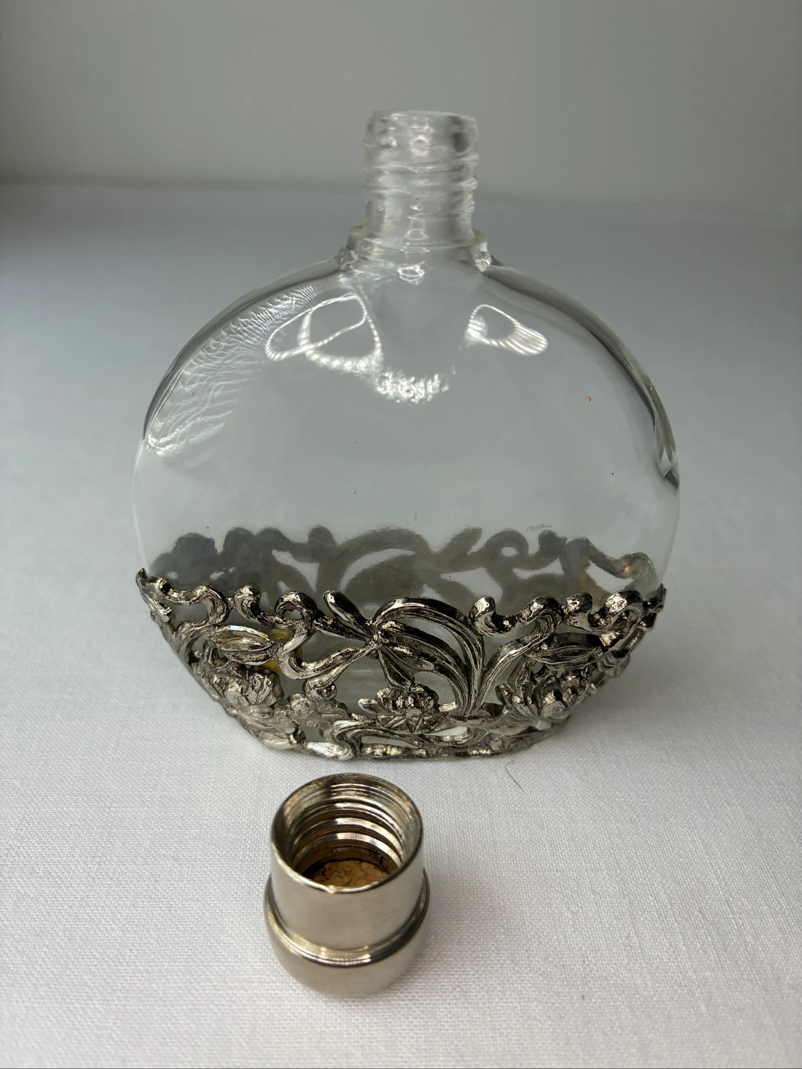 Sierlijk vintage parfumflesje met bloemendetails – photo 8